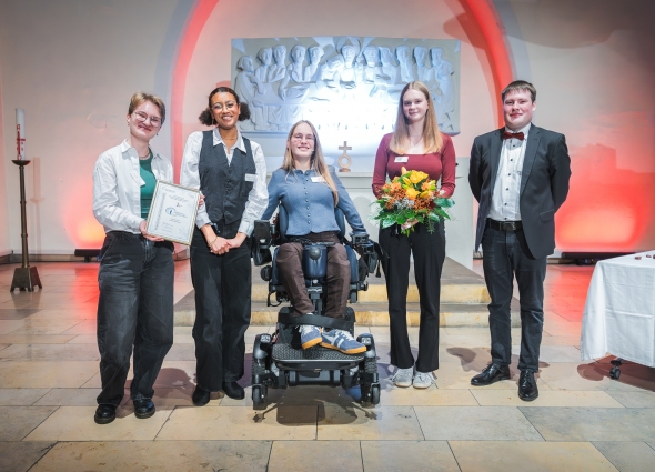 Junge Menschen auf der Bühne.